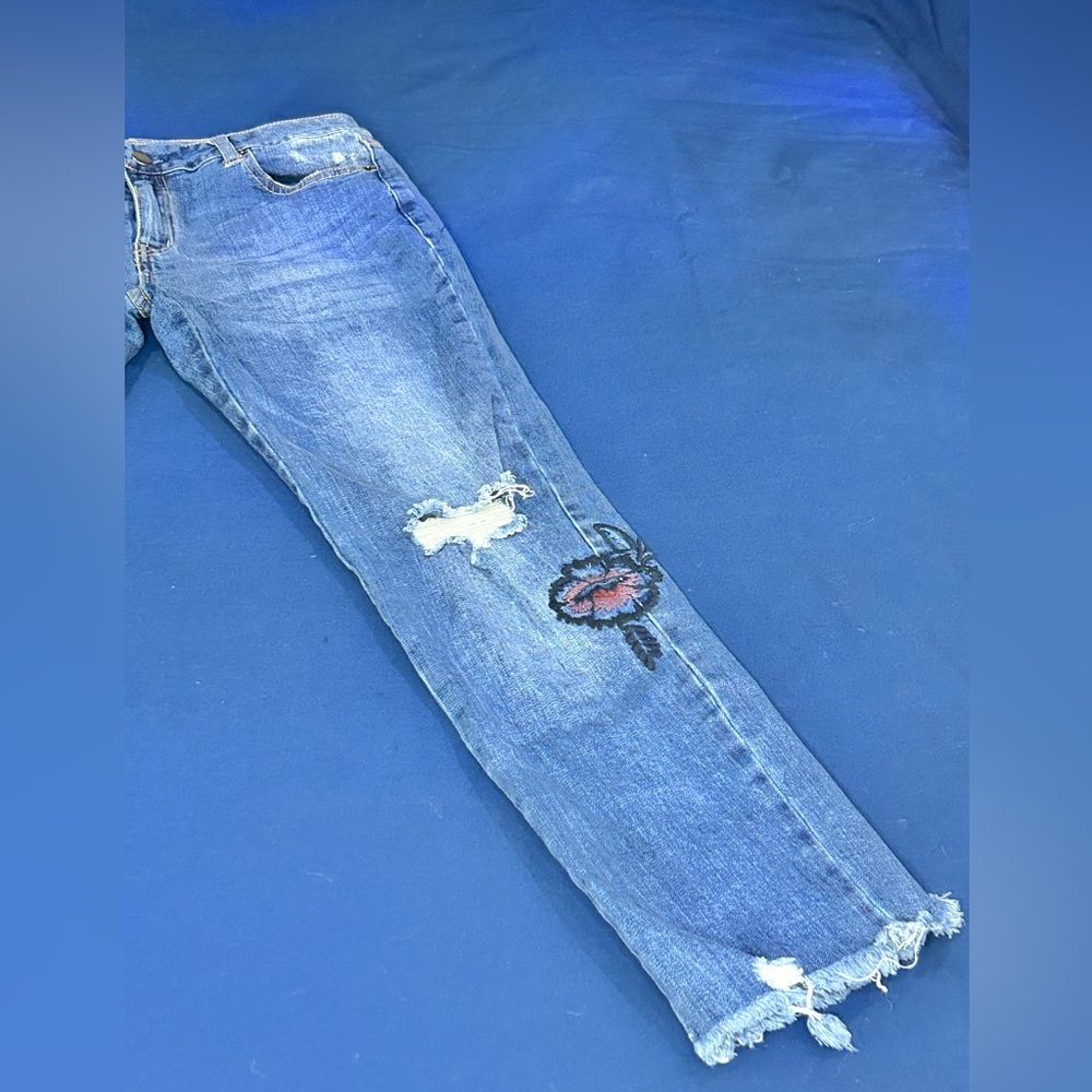 Taylor and Sage Distressed Jeans w/ Flower Appliqué, size 28 - Picture 3 of 9